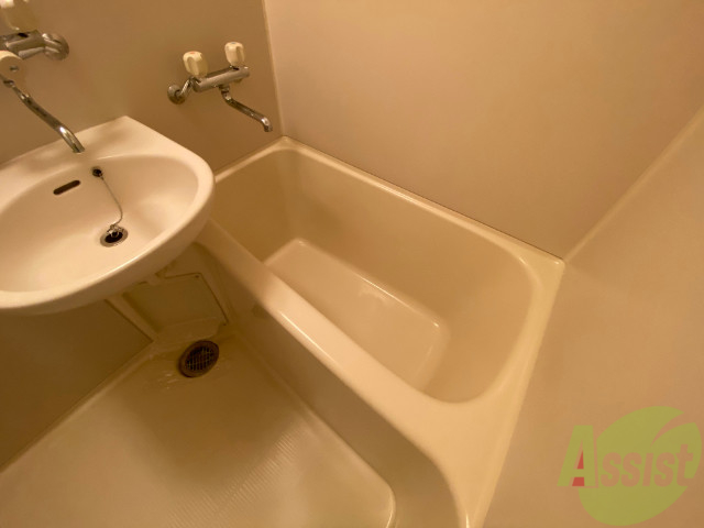 バス・シャワールーム　浴槽があるので、疲れた時はゆっくりと湯船につかりましょう。