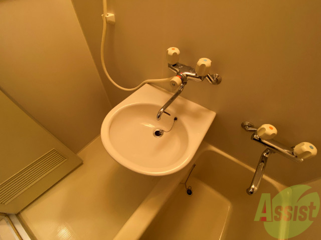 洗面設備　洗面台はこちら。手や顔を洗ったりできますよ。