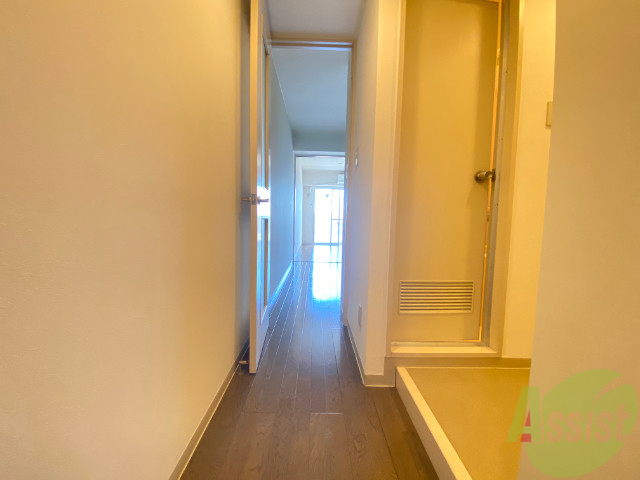 玄関　玄関からの目線です。右に行くとお風呂やトイレがあります。