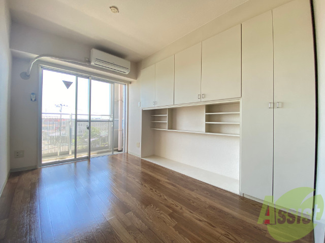 居室・リビング　明るい光が差し込む素敵なお部屋ですね～。