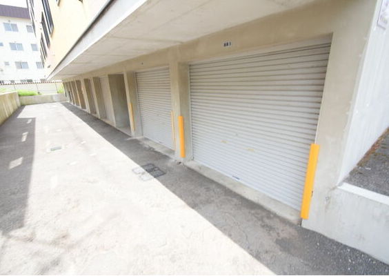 駐車場　大切な車のために駐車場は個別車庫です♪