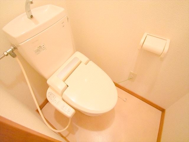 トイレ　あったらうれしいウォシュレット付きです♪