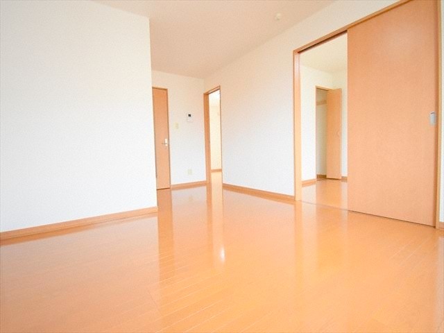 居室・リビング　落ち着いた色調で統一した内装です♪