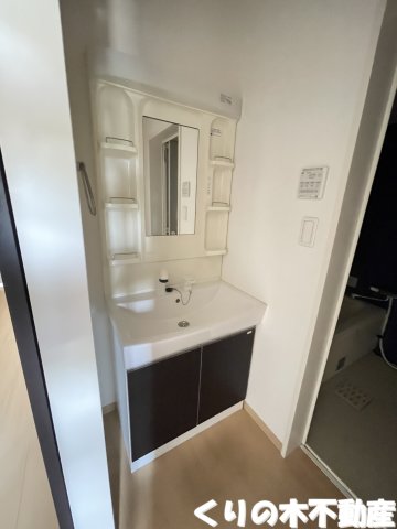 洗面設備　ゆったりとスペースのある洗面所