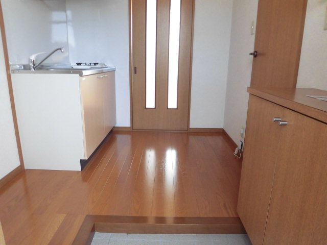 その他　玄関から見た室内