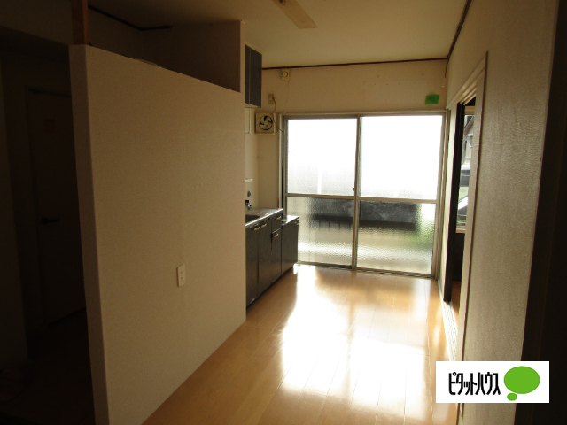 諏訪山マンションの居間写真