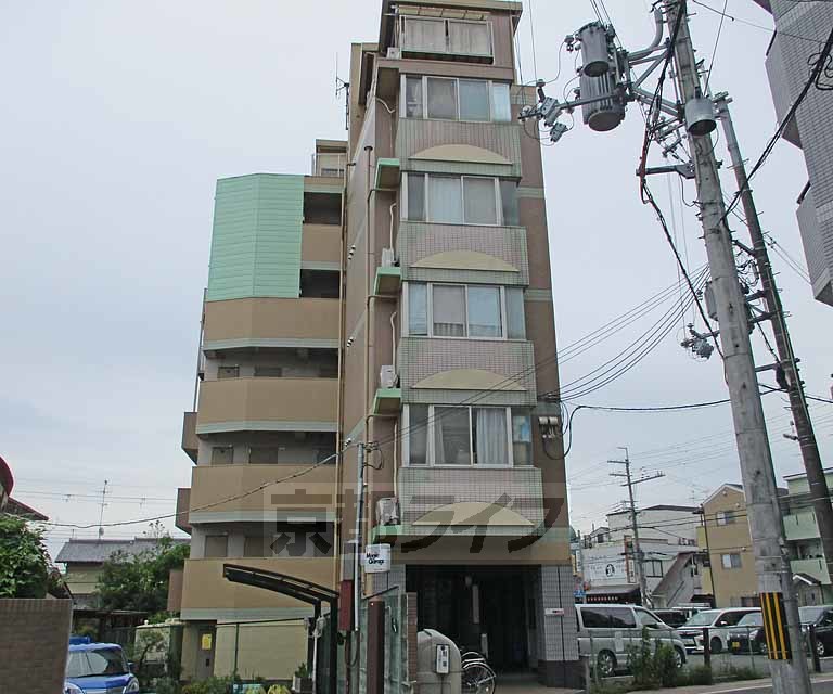 京都市西京区御陵南荒木町のマンションの建物外観