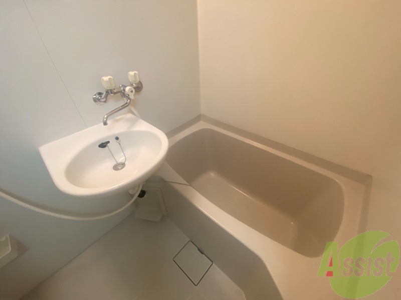 バス・シャワールーム　こちらはお風呂。一日の疲れをここで癒してください。