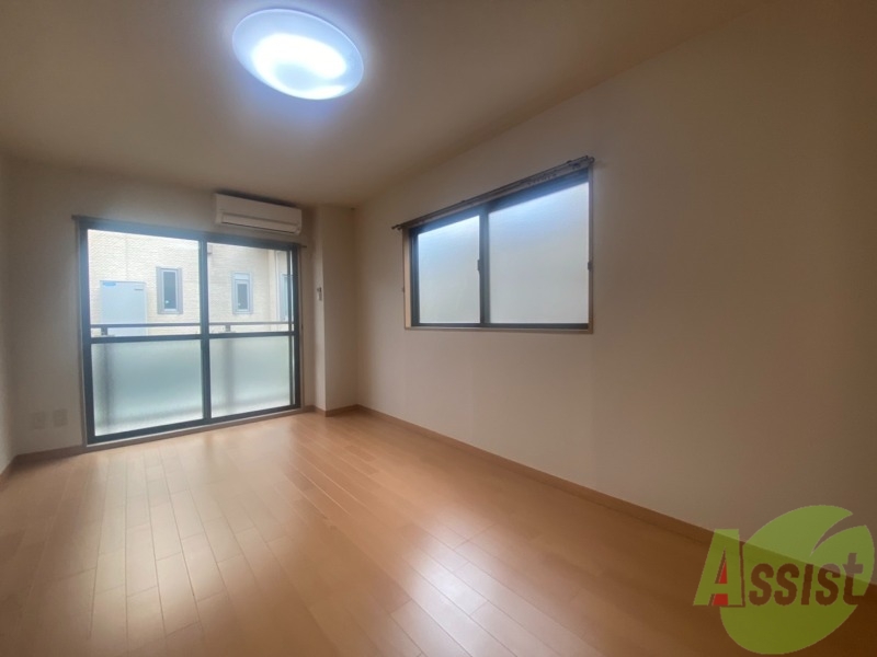 居室・リビング　リビングはこんな感じです。窓が大きくて良く陽が入ってきます