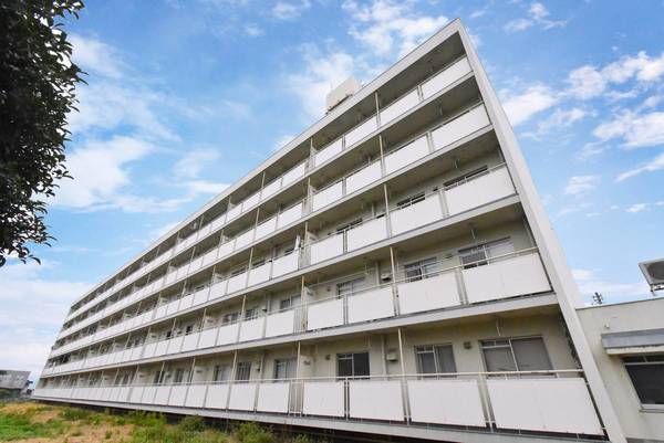 魚津市三田のマンションの建物外観