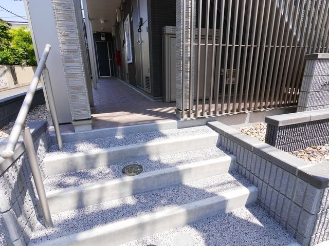 【川崎市中原区新城のアパートのエントランス】