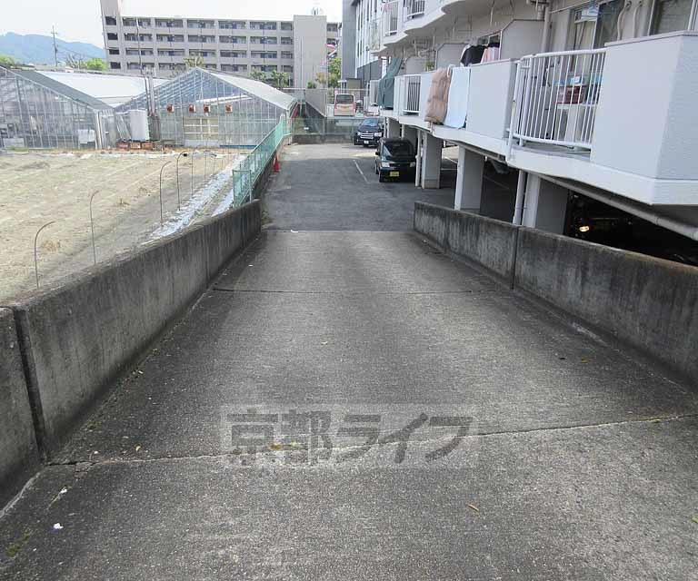 【京都市伏見区小栗栖牛ケ淵町のマンションのエントランス】