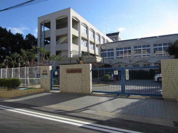 【ラ・ウェゾン湊川公園の中学校】