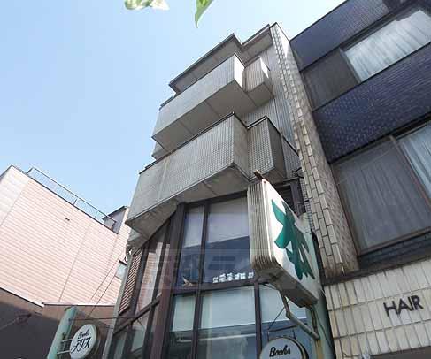 京都市東山区西海子町のアパートの建物外観