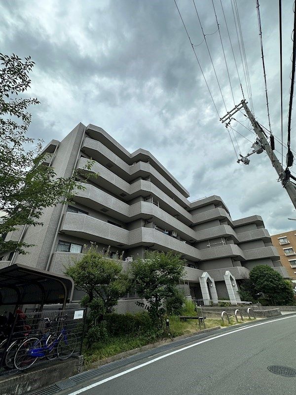 吹田市春日のマンションの建物外観