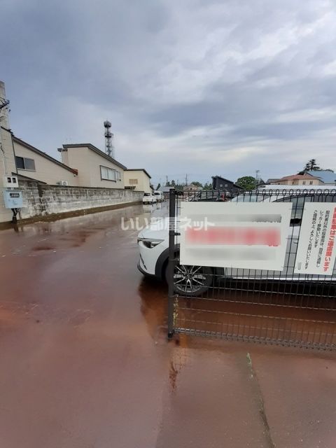 【上越市本町のマンションの駐車場】