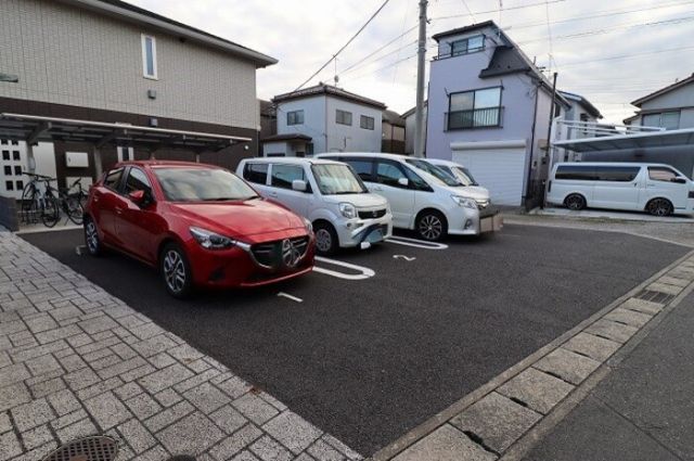 【松戸市五香南のアパートの駐車場】