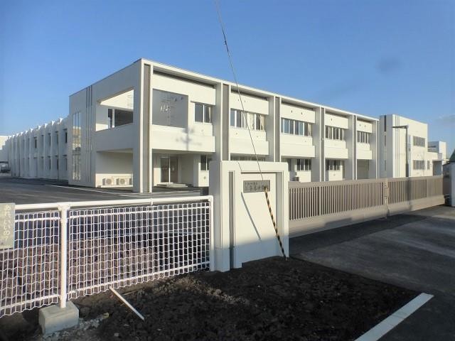 中学校　十和田市立三本木中学校（中学校）まで1100m