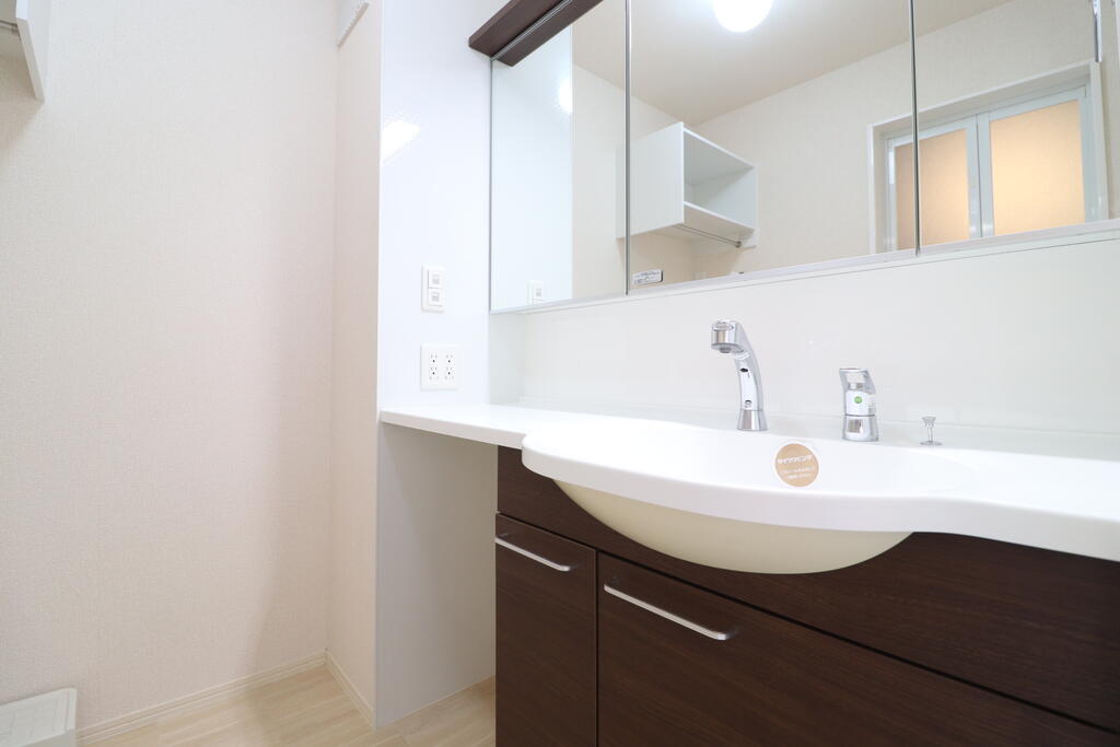 洗面設備　広々カウンターでスキンケア用品もゆったり置けます！