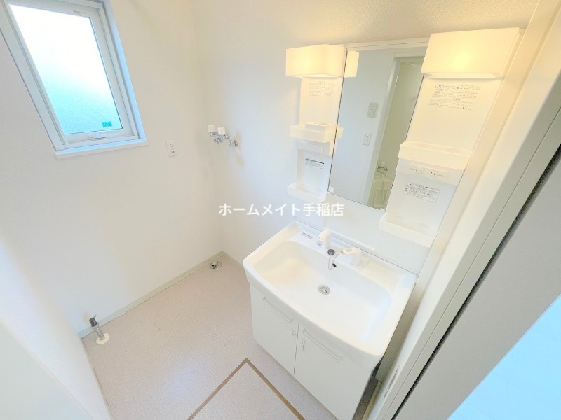 洗面設備　シャワー付きです！