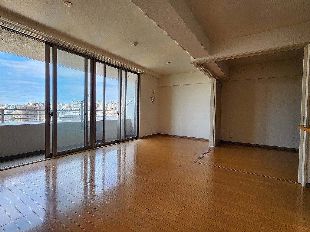 居室・リビング　ワイドサッシ採用　日当り良好なリビング