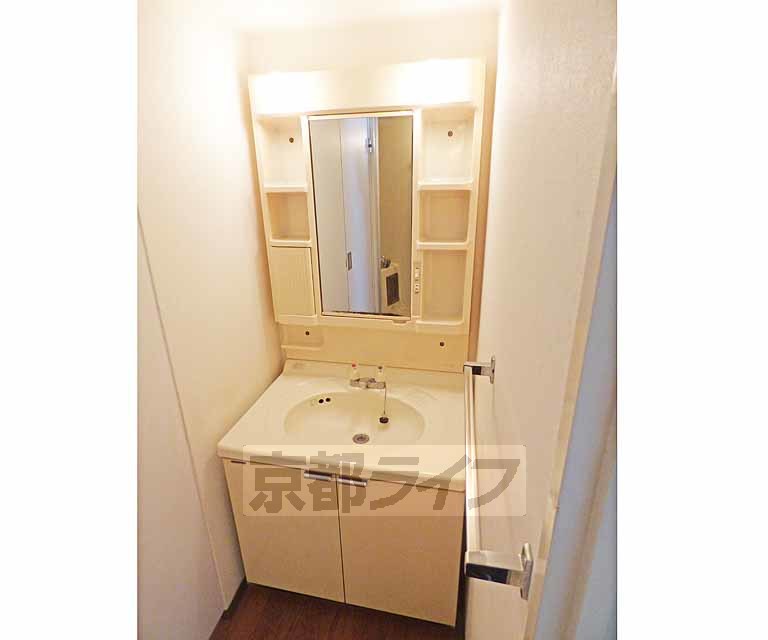 洗面設備　綺麗な洗面台です。