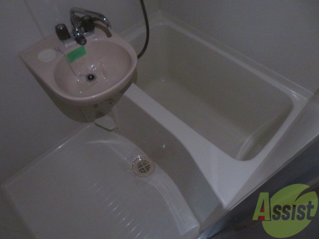 バス・シャワールーム　バスルームは狭すぎず、シャワーも浴びやすそうです。