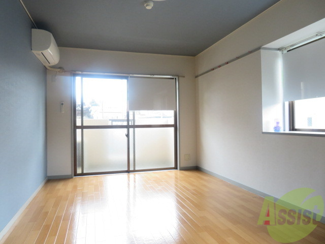 居室・リビング　８．６帖の洋室です。広々として、きれいですね。