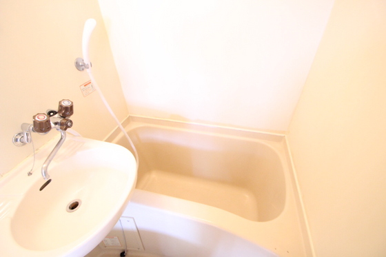 バス・シャワールーム　※別の号室のお部屋になっております。