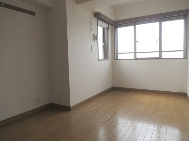 その他部屋・スペース　2面採光の６．５帖の洋室です♪