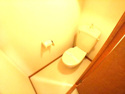 トイレ　明るく清潔感のあるトイレ