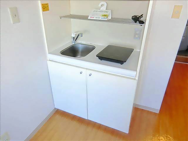 キッチン　お掃除が楽なフラットなキッチンと備え付けのＩＨヒーター