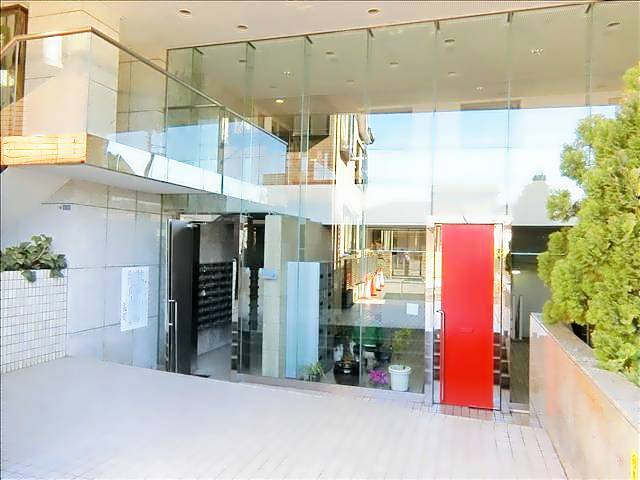 エントランス　ガラス張りで光が射し込むエントランス