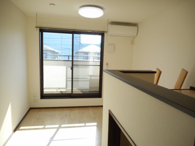 居室・リビング　落ち着いた色調の洋室です