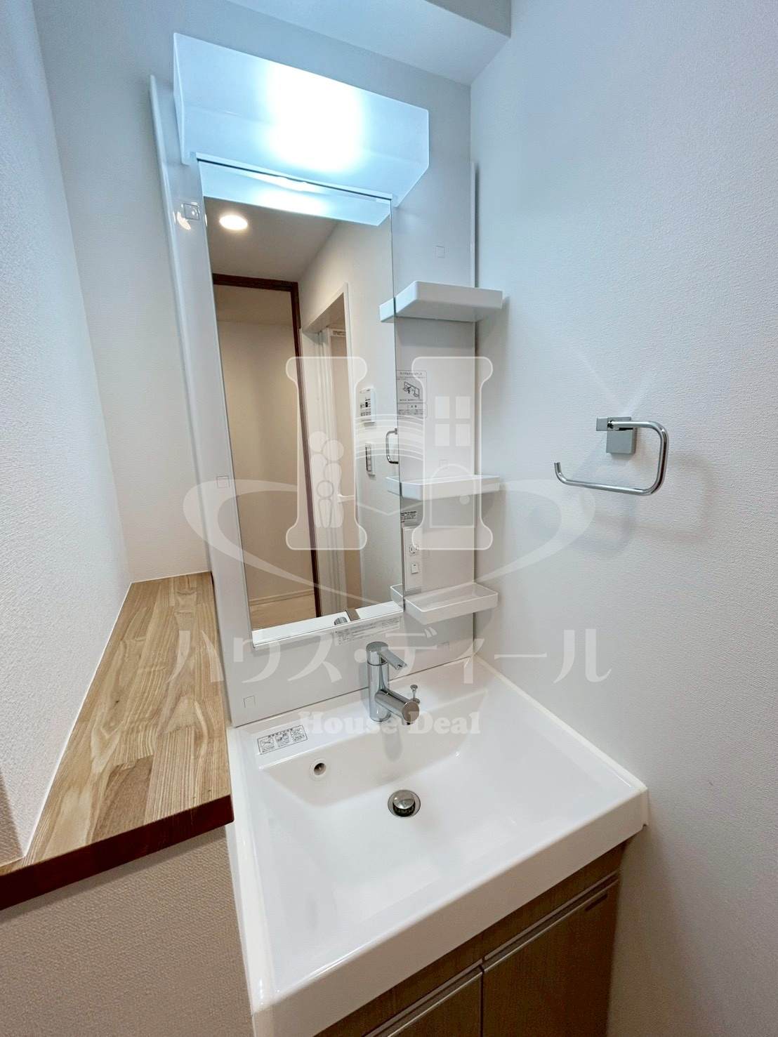 洗面設備　独立洗面台、朝の身支度には欠かせません