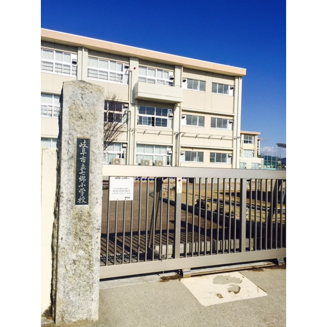 小学校　七郷小学校　　４８（小学校）まで1300m