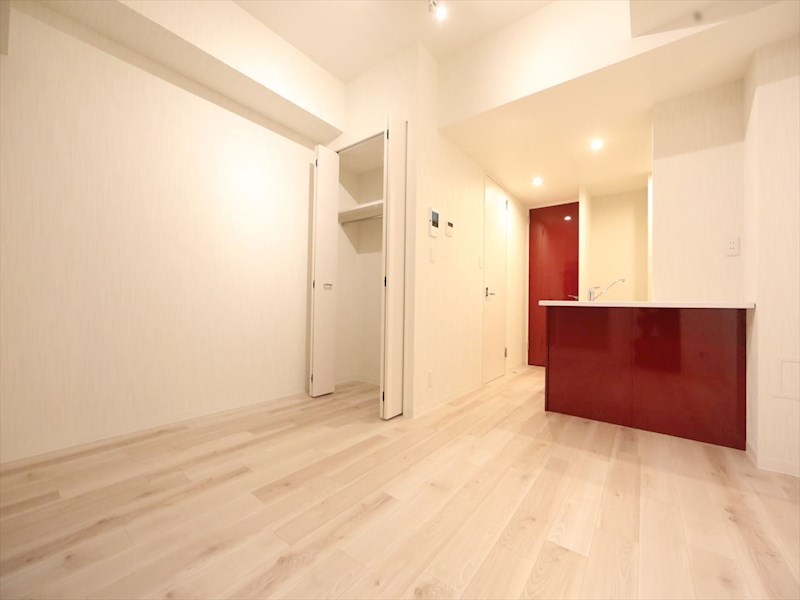 居室・リビング　洋室9.3帖　カウンターキッチン　クローゼット付