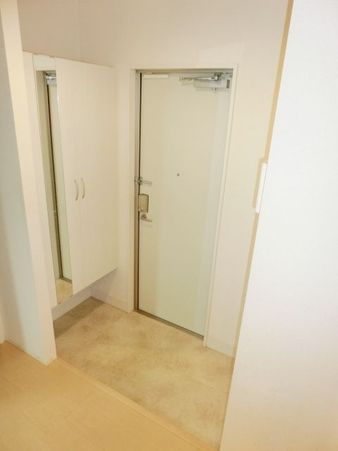 玄関　鏡付きで身だしなみバッチリ