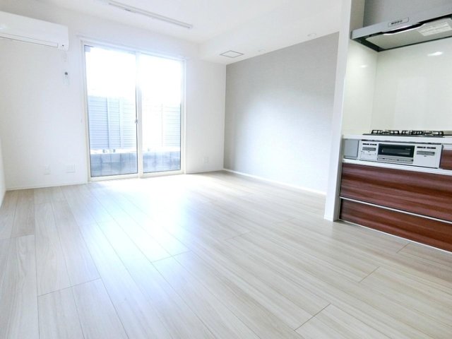 居室・リビング　同物件別号室のものです。