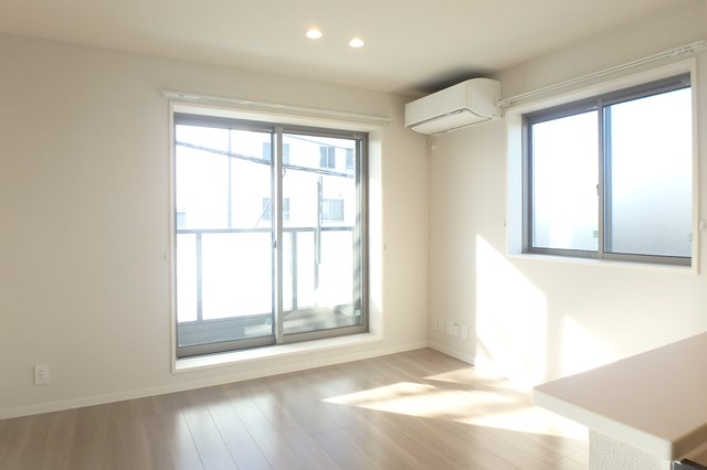 居室・リビング　南向きで、暖かな陽射しが差し込みます。