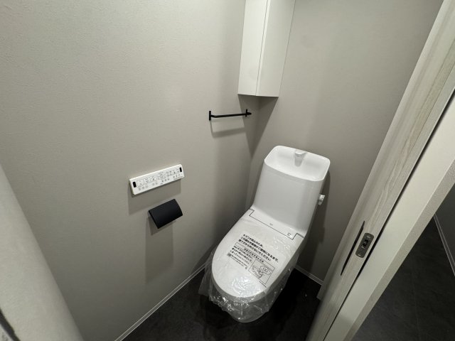 トイレ　落ち着いた色調のトイレです