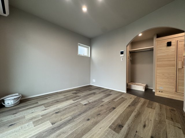 その他部屋・スペース　落ち着いた色調の寝室です