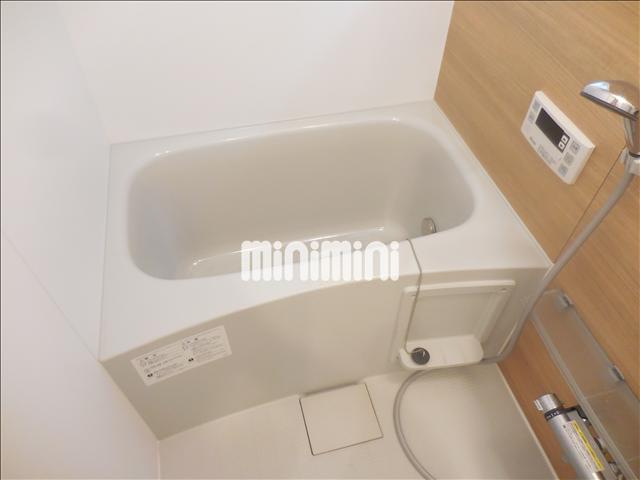 バス・シャワールーム　清潔感のあるバスルームで追焚き機能があります