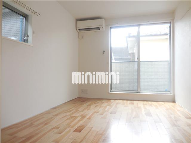 居室・リビング　お部屋は３階の角部屋で２面採光の明るいお部屋です