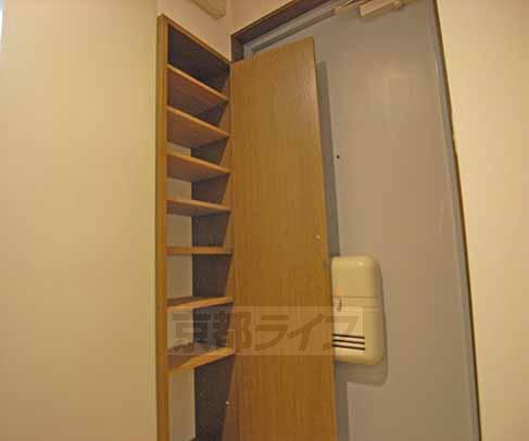 玄関　玄関には大きなシューズボックス。