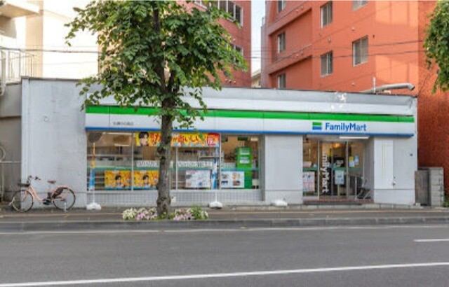 コンビニ　ファミリーマート札幌中の島店（コンビニ）まで143m