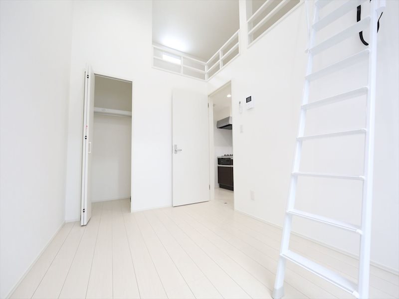 居室・リビング　洋室5.7帖　ロフト5.5帖（収納でも使えます）