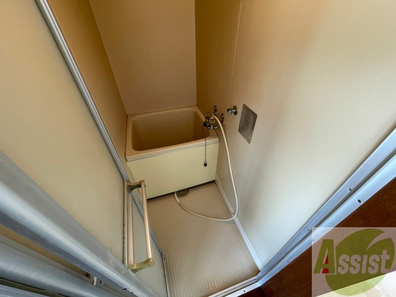 バス・シャワールーム　お風呂です。少し狭いですがシャワーするには十分ですね。