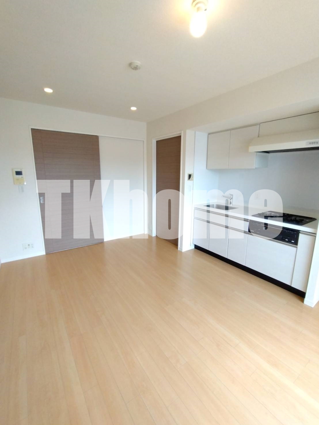 居室・リビング　明るいバルコニーに面したリビング