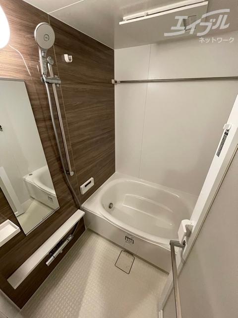 バス・シャワールーム　浴室乾燥機付きのバスルームになります。